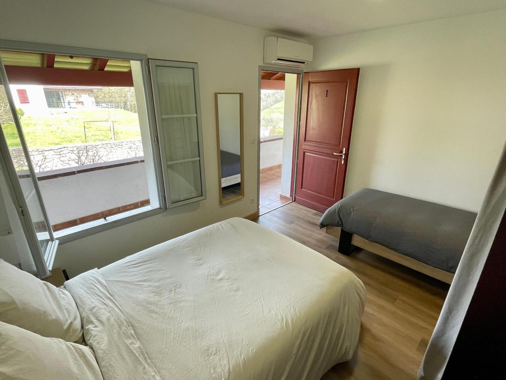 Chambres Zazpiak Saint-Jean-Pied-de-Port Room photo